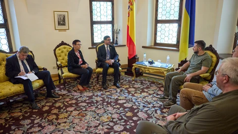 El presidente de Ucrania, Volodimir Zelenski, recibe al embajador de España, Ricardo López-Aranda