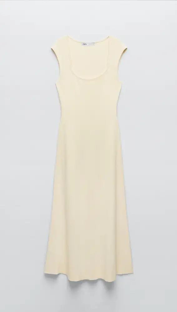 Vestido de punto con escote cuadrado, de Zara