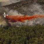 Los bomberos miran al cielo esperanzados y confían en las lluvias que se prevén para esta tarde.