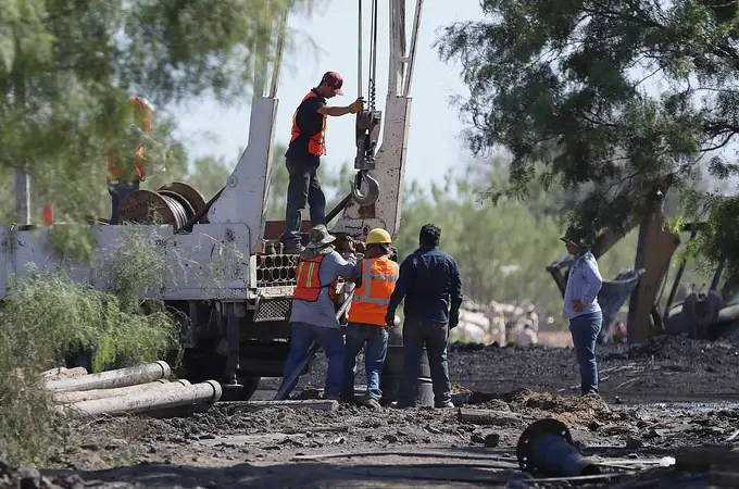 La angustia de las familias de los mineros atrapados en México