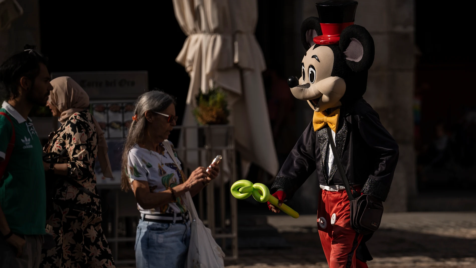 Mimos disfrazados de Mickey, Mario Bros y Chucky en la Plaza Mayor