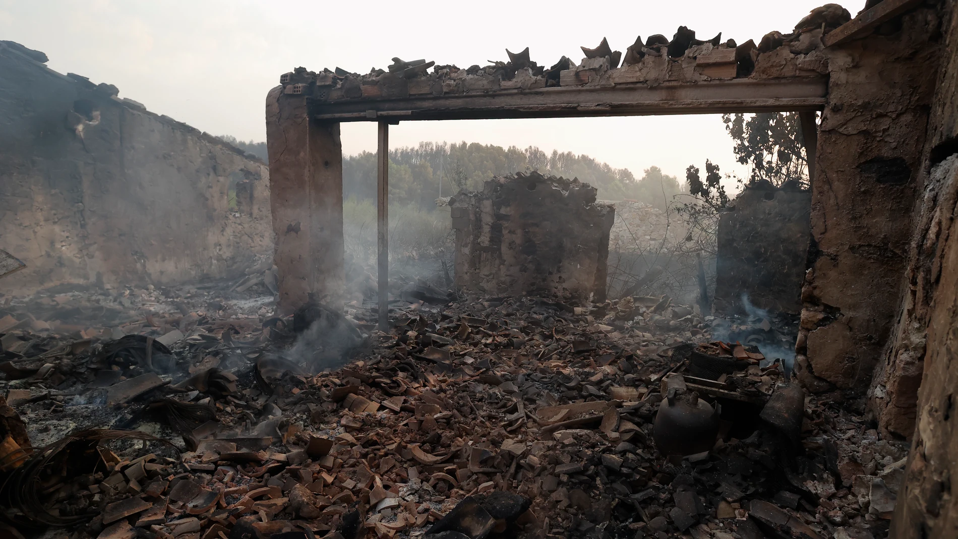 Un bombero ha resultado herido esta madrugada durante las labores de extinción del incendio de Bejís (Castellón)