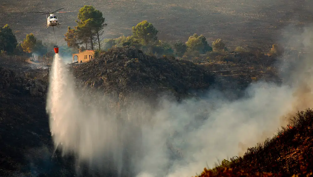 Un helicóptero rocía el Vall d'Ebo desde el &quot;bambi&quot; o helibalde