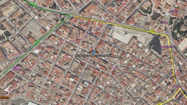 Servicios de emergencia atienden y trasladan a un herido en accidente de tráfico en Archena