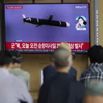 Una pantalla de televisión en la que se informa sobre el lanzamiento de misiles de Corea del Norte