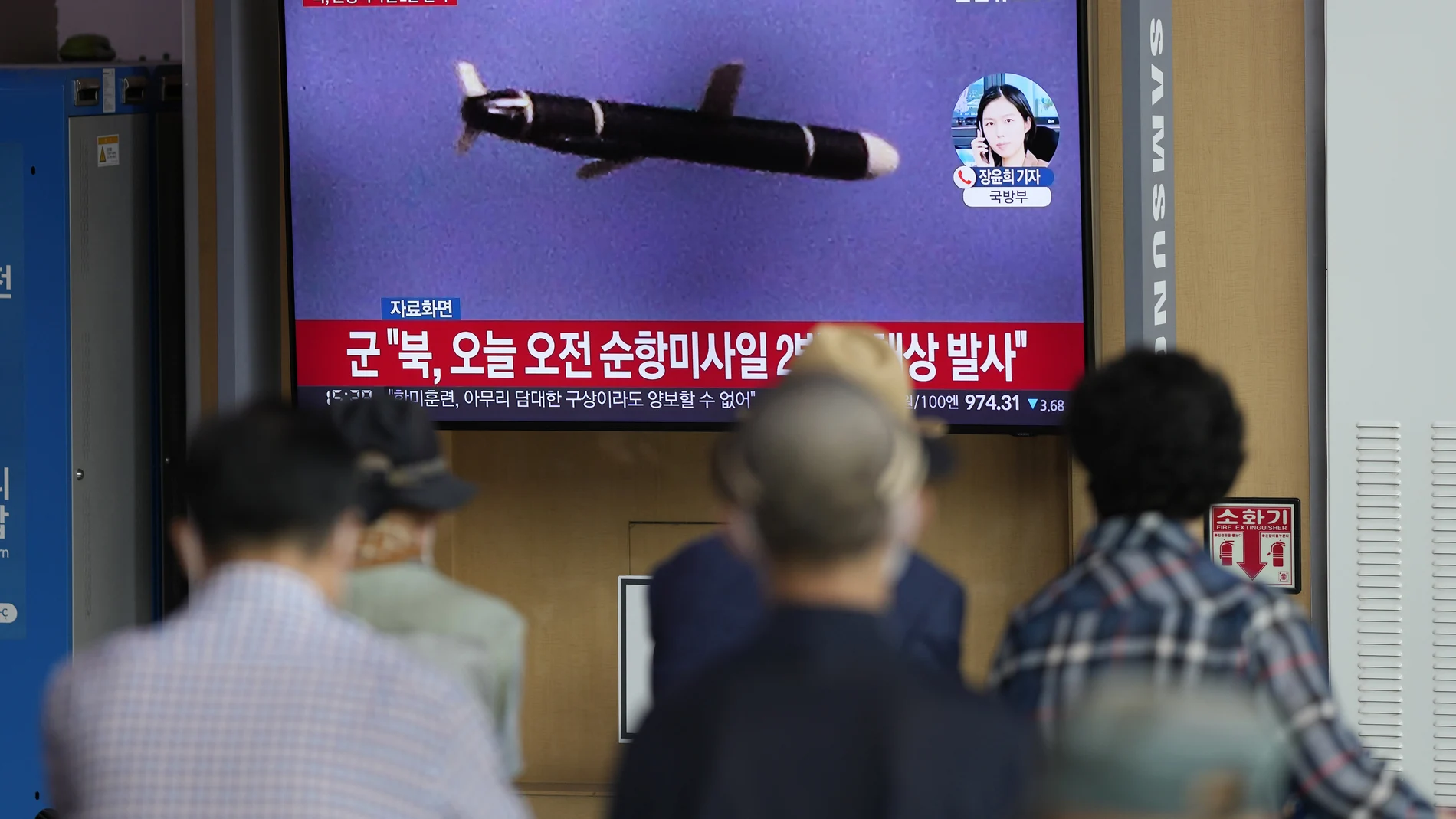 Una pantalla de televisión en la que se informa sobre el lanzamiento de misiles de Corea del Norte