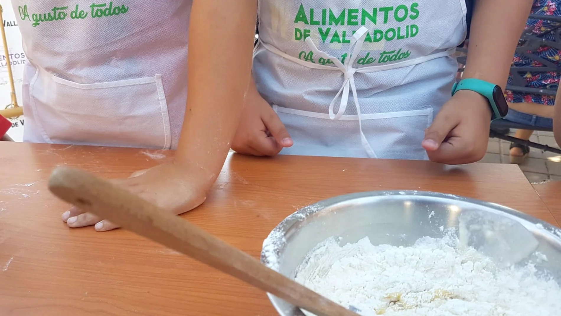 Cientos de niños vallisoletanos conocen la elaboración de los panes artesanales