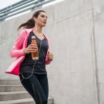 Una mujer haciendo running