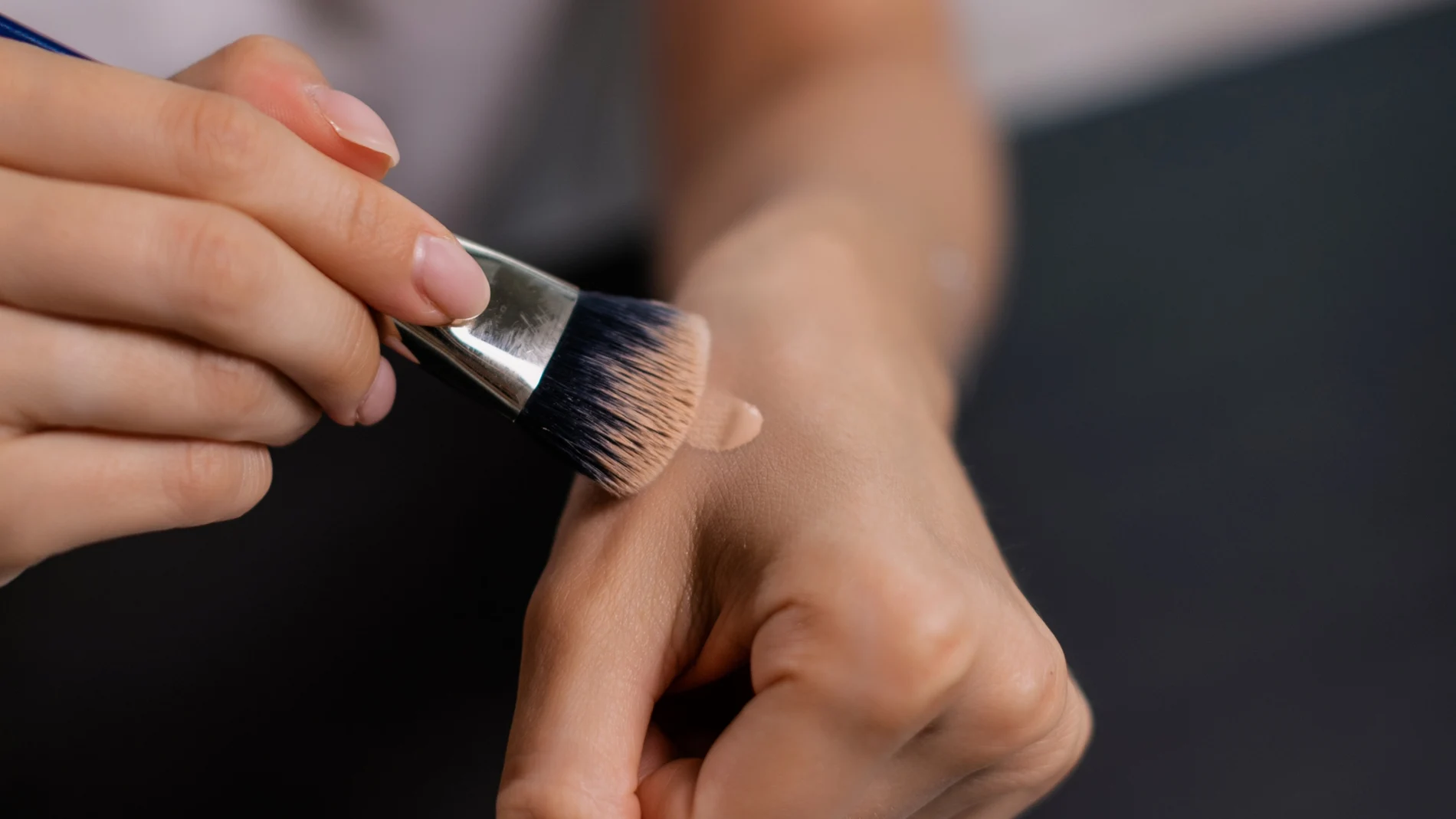 Cómo limpiar brochas de maquillajes, según TikTok