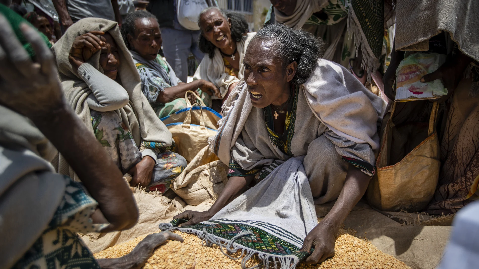 Una mujer etíope discute sobre la distribución de alimentos en la ciudad de Agula, Tigray.