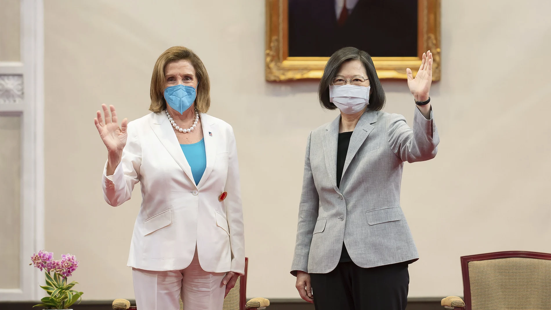 La presidenta de la Cámara de Representantes de Estados Unidos, Nancy Pelosi, a la izquierda, y la presidenta de Taiwán, Tsai Ing-wen, durante una reunión en Taipei el 3 de agosto