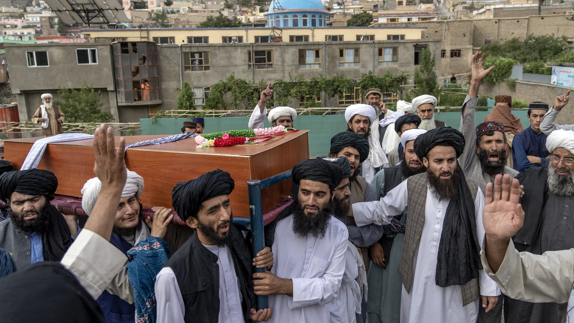 Afganos con el féretro de una de las víctimas del atentado en una mezquita de Kabul