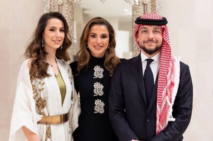 Rania de Jordania, junto a su hijo Hussein y su prometida, Rajwa