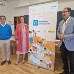 La presidenta de la Diputación de Palencia, Ángeles Armisén, acompañada por el diputado provincial del Área de Servicios Sociales, Alfonso Polanco, y el diputado provincial del Servicio de Juventud e Igualdad de Oportunidades, Juan Antonio Obispo, presentan las actividades de la jornada de convivencia de niños ucranianos y españoles en La Roca Multiaventura