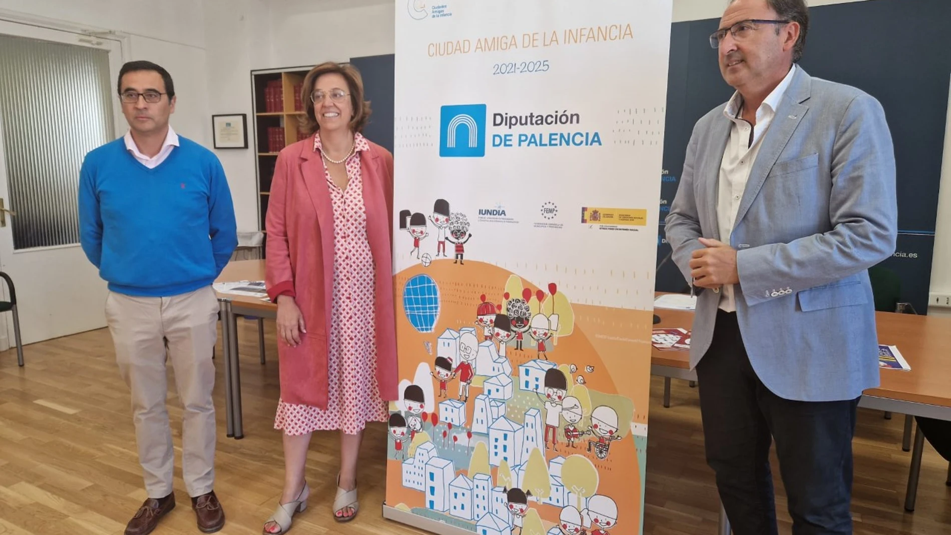 La presidenta de la Diputación de Palencia, Ángeles Armisén, acompañada por el diputado provincial del Área de Servicios Sociales, Alfonso Polanco, y el diputado provincial del Servicio de Juventud e Igualdad de Oportunidades, Juan Antonio Obispo, presentan las actividades de la jornada de convivencia de niños ucranianos y españoles en La Roca Multiaventura