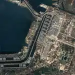Vista de la central nuclear de Zaporiyia desde un satélite. Los reactores corresponden a los edificios con la cubierta de rojo