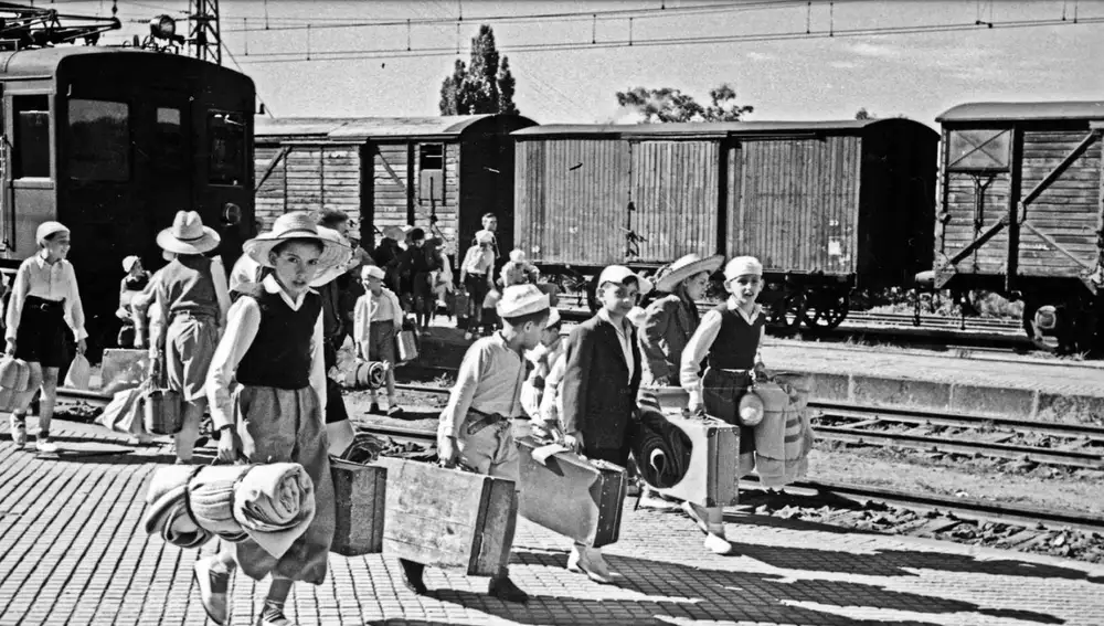 1945. Unos niños con sus equipajes en el andén