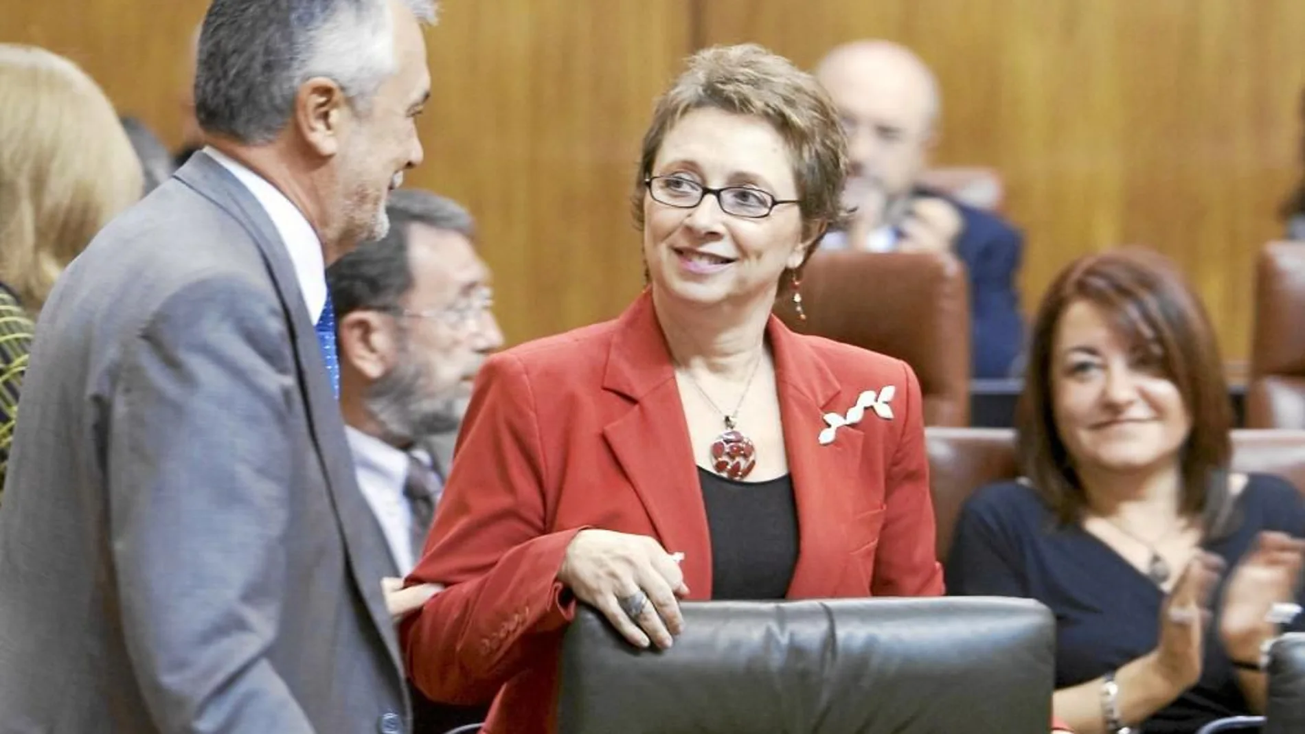 José Antonio Griñán y Carmen Martínez Aguayo, en el Parlamento de Andalucía