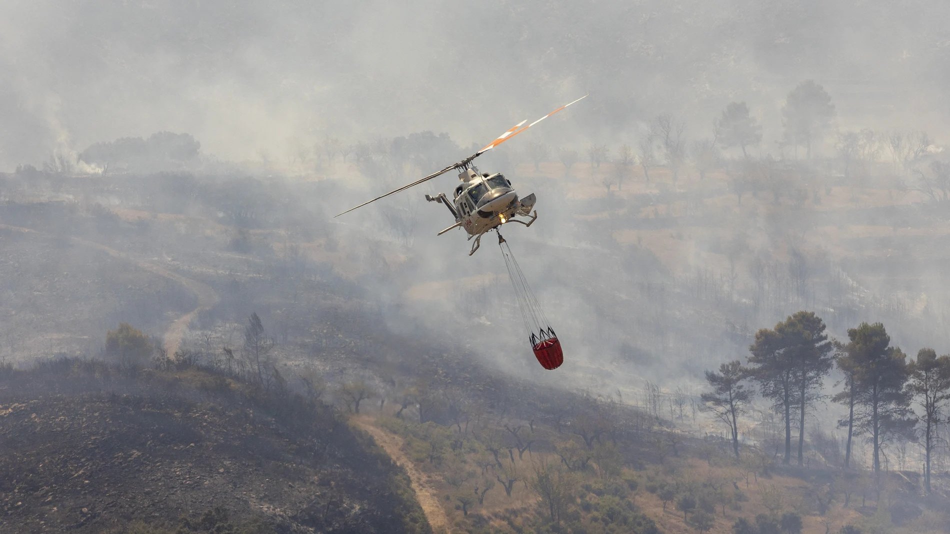 Los medios aéreos se incorporan a la extinción del incendio que comenzó en Bejís hace cinco días