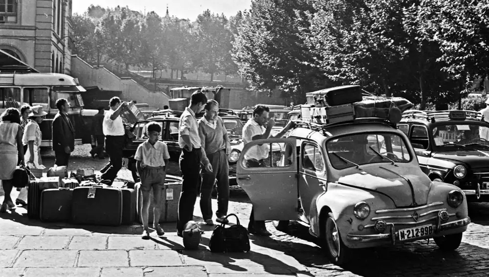 1966. Cargando las maletas en el coche antes de salir de viaje