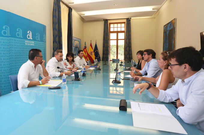 Reunión entre la vicepresidenta primera de la Diputación, Julia Parra, y los diputados de Medio Ambiente y Carreteras, entre otros