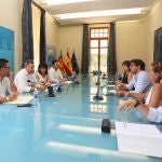 Reunión entre la vicepresidenta primera de la Diputación, Julia Parra, y los diputados de Medio Ambiente y Carreteras, entre otros