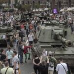 Los ucranianos visitan una exhibición de carros de combate rusos destruidos en el centro de Kyiv