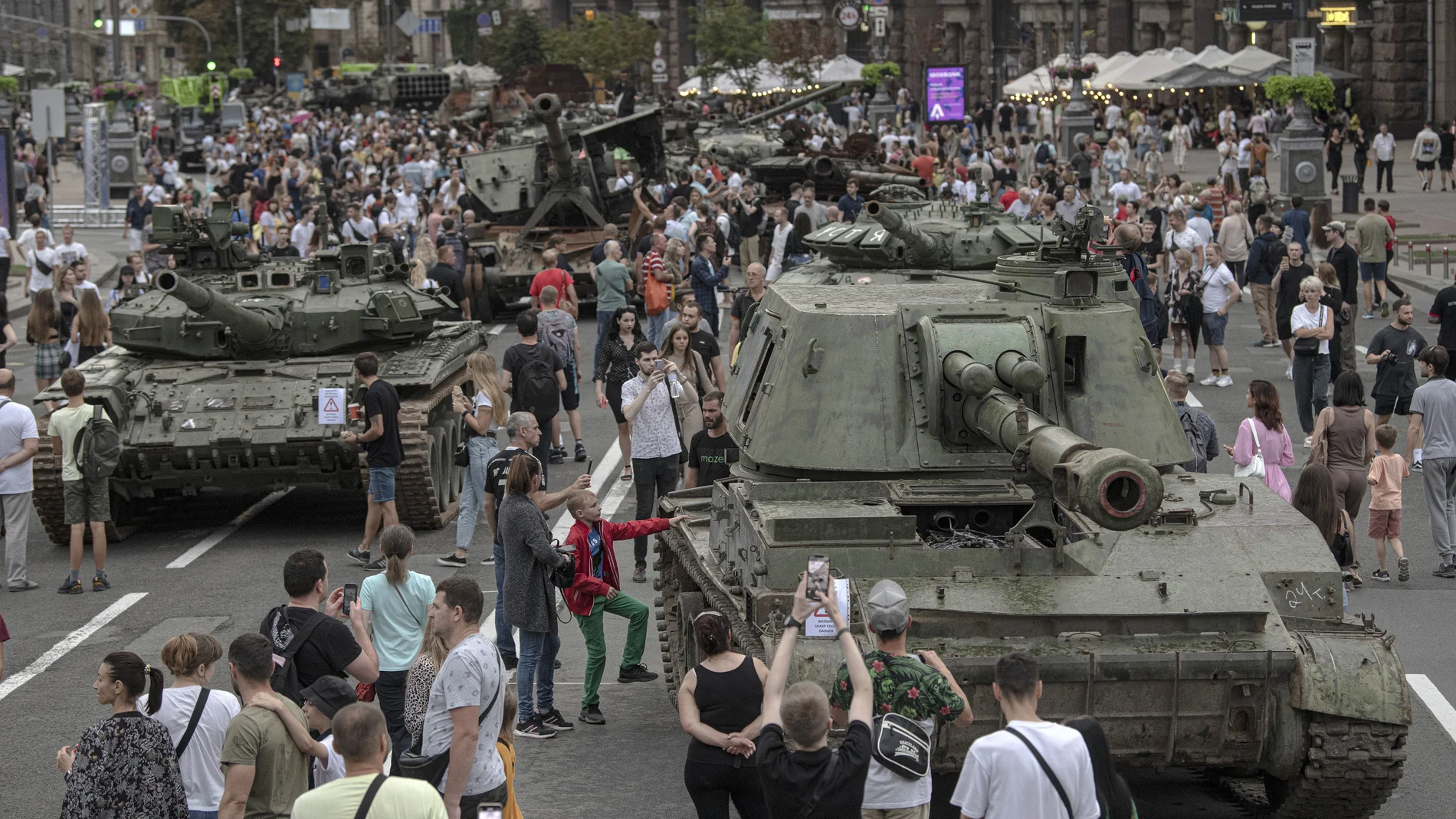 Los ucranianos visitan una exhibición de carros de combate rusos destruidos en el centro de Kyiv