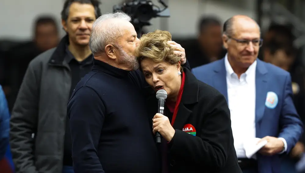 El ex presidente Luiz Inacio Lula da Silva, besa a la ex presidenta Dilma Rousseff, durante su acto de campaña