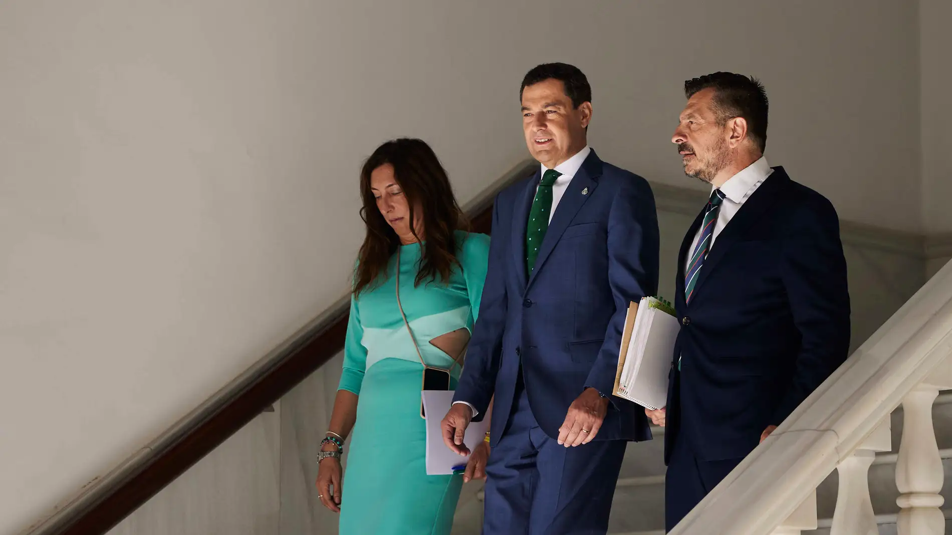 El presidente de la Junta de Andalucía, Juanma Moreno, acompañado de Toni Martín y Loles López. Joaquín Corchero / Europa Press