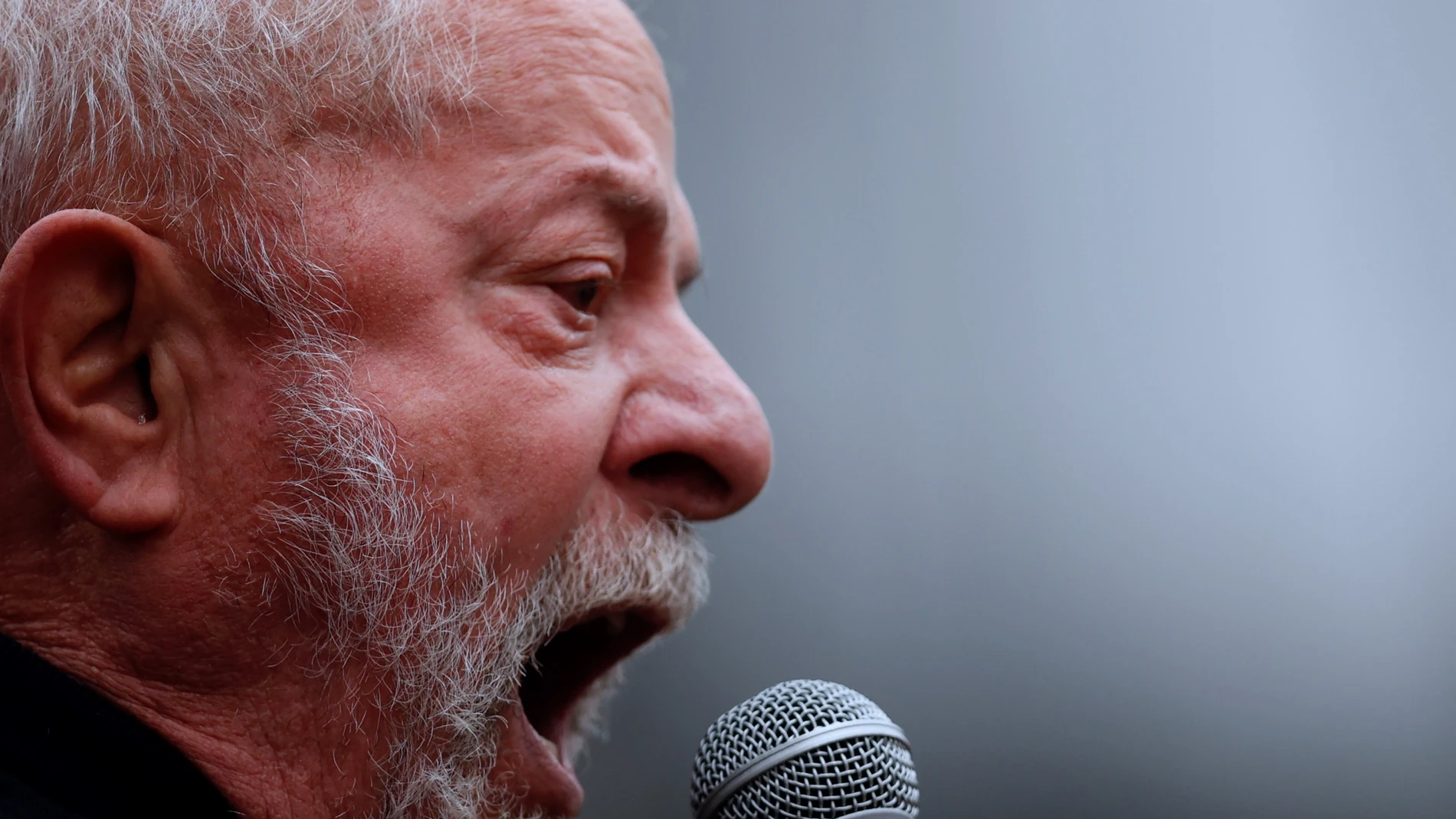 El ex mandatario brasileño Luiz Inácio Lula da Silva pronuncia un discurso hoy