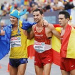 El doble campeón de Europa, Álvaro Martín, posa junto a la plata, Perseus Karlstrom, y el bronce, el también español Diego García Carrera, tras la prueba de los 20 kilómetros marcha