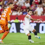 Karim Rekik marca el gol del Sevilla ante Asenjo, portero del Valladolid