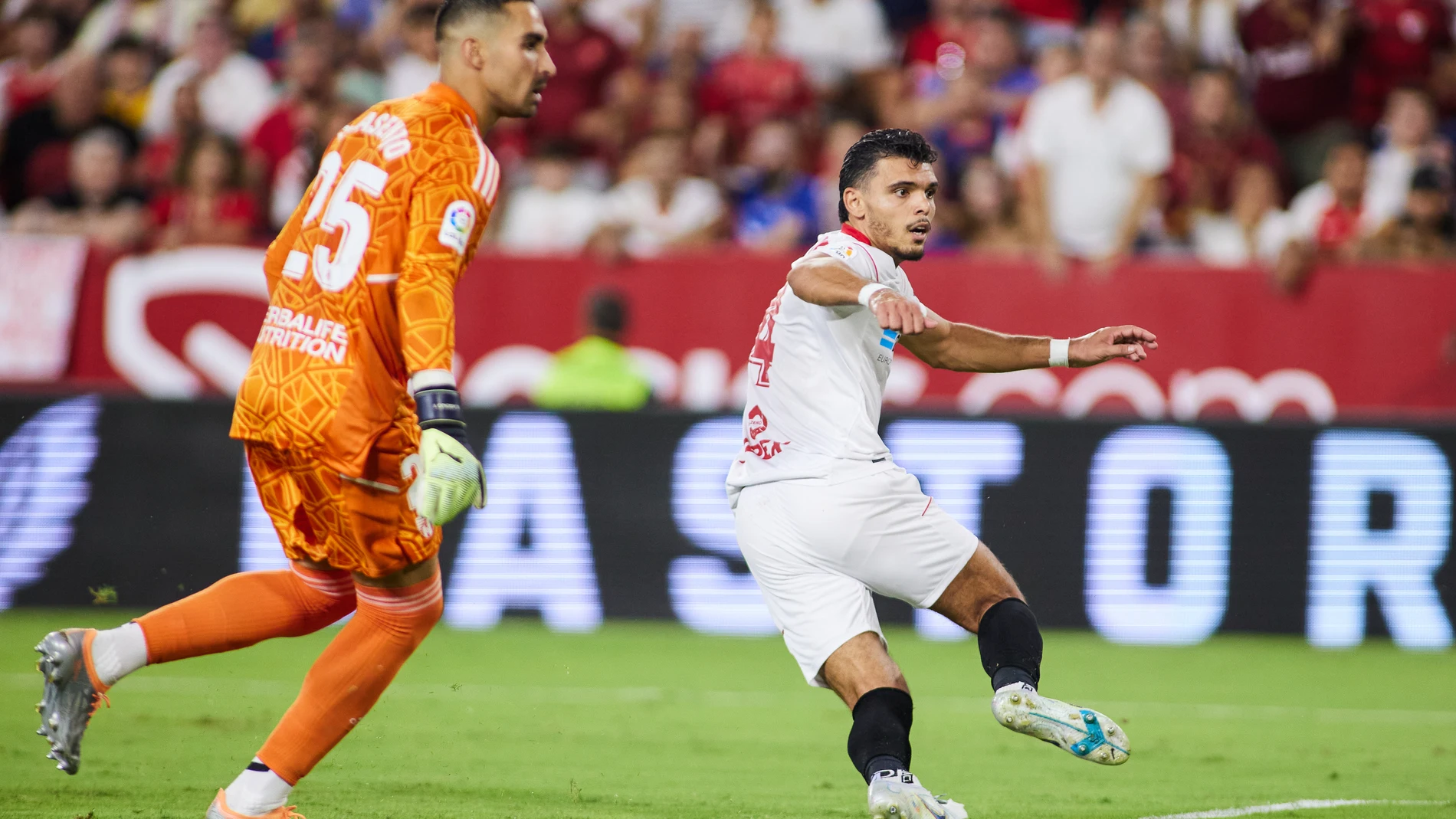 Karim Rekik marca el gol del Sevilla ante Asenjo, portero del Valladolid