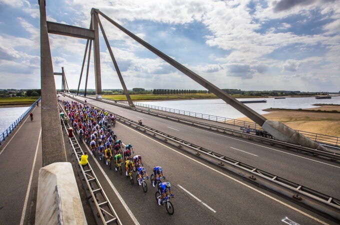 Los ciclistas cruzan el puente del rey Guillermo Alejandro