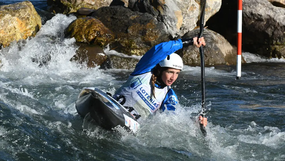 La palista Julia Cuchi Vila , durante la prueba K-1 en el XXVIII Campeonato de España de Eslálom Olímpico que se celebra en Sabero (León),