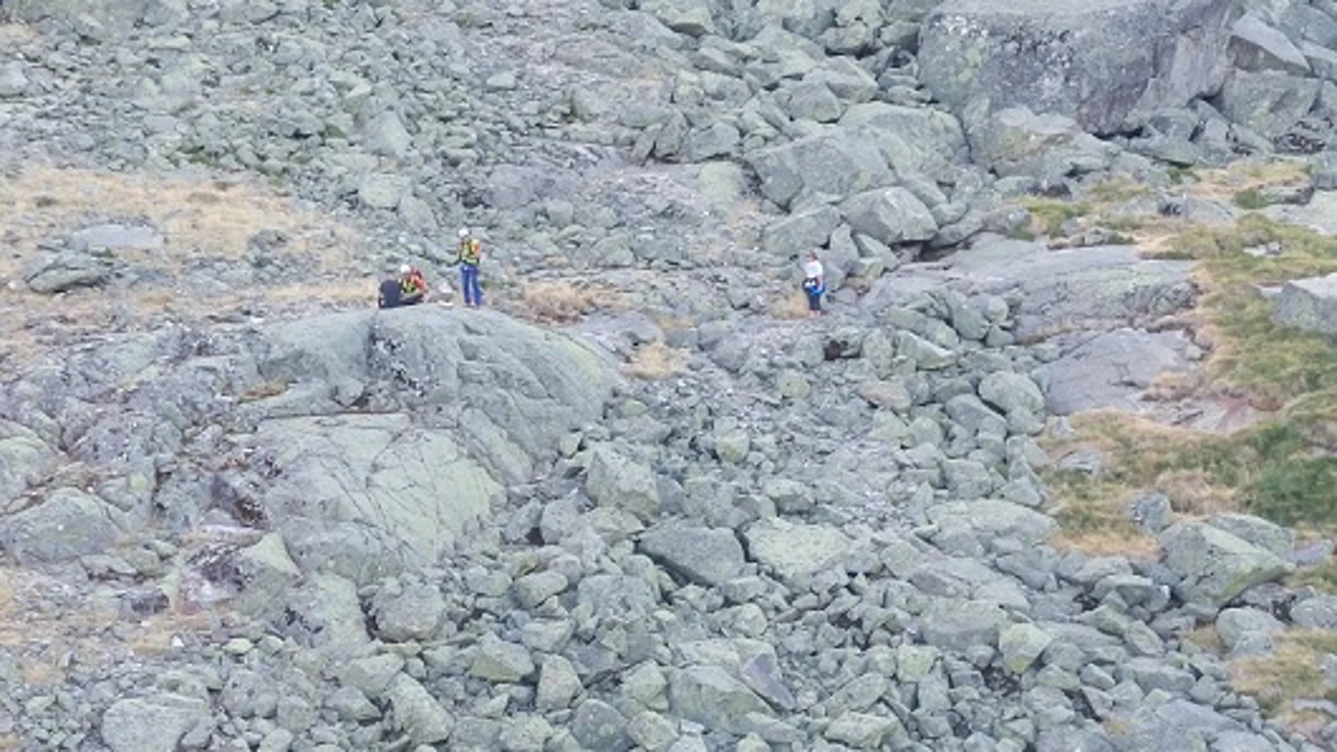 Imagen del rescate al joven montañero en la Sierra de Gredos