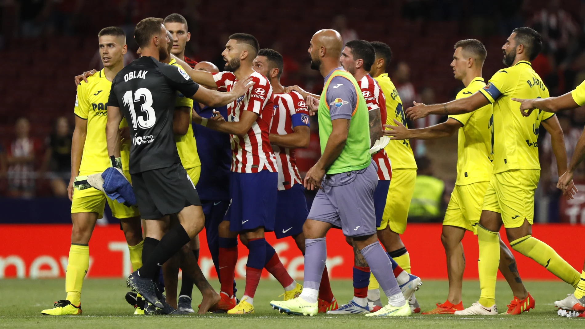 Los jugadores del Atlético y del Villarreal se enfrentaron después del gol de Gerard Moreno