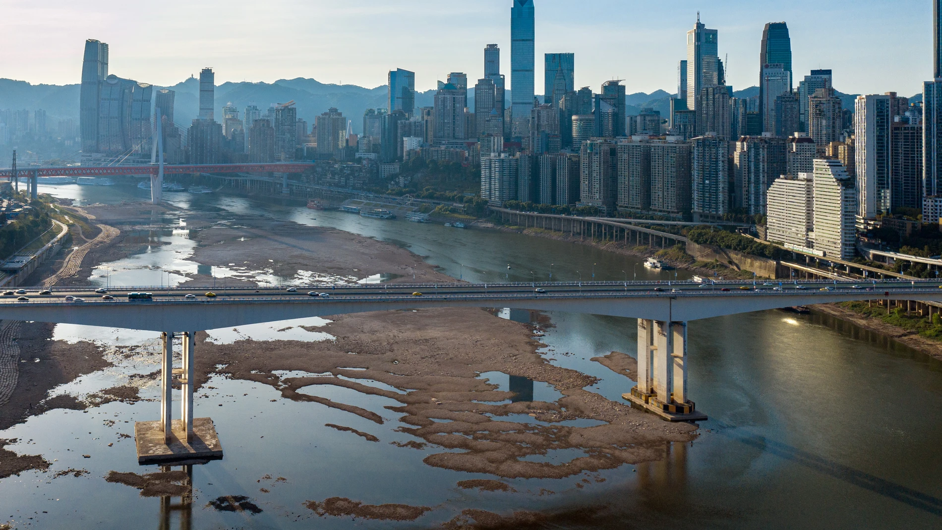 Vista aérea tomada con un dron que muestra el cauce seco del río Jialing, un importante afluente del río Yangtze, en Chongqing