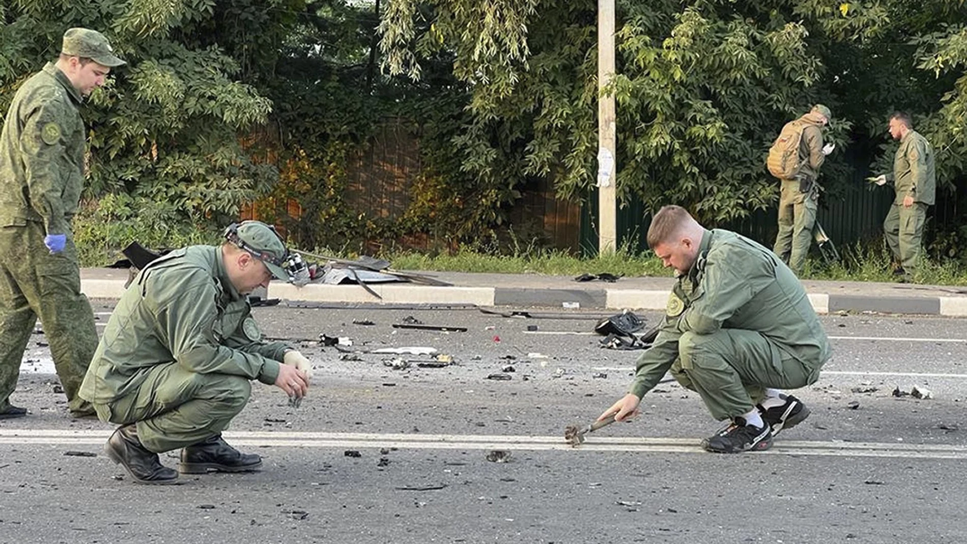 Los investigadores rusos trabajan en el lugar de la explosión del coche que conducía Daria Duguina anoche