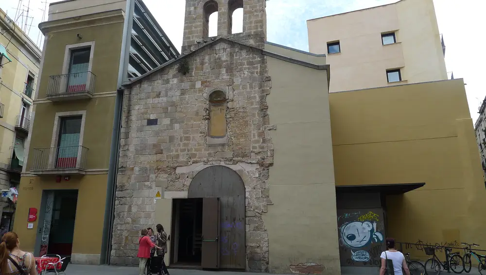 La iglesia de Sant Llàtzer en la plaza del Padró del Raval (Barcelona)