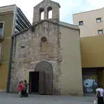 La iglesia de Sant Llàtzer en la plaza del Padró del Raval (Barcelona)