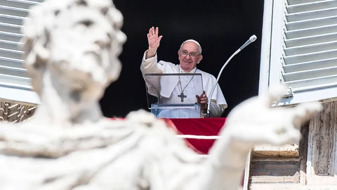 El Papa Francisco durante el Ángelus, oración tradicional de los domingos, en la Plaza de San Pedro, Ciudad del Vaticano