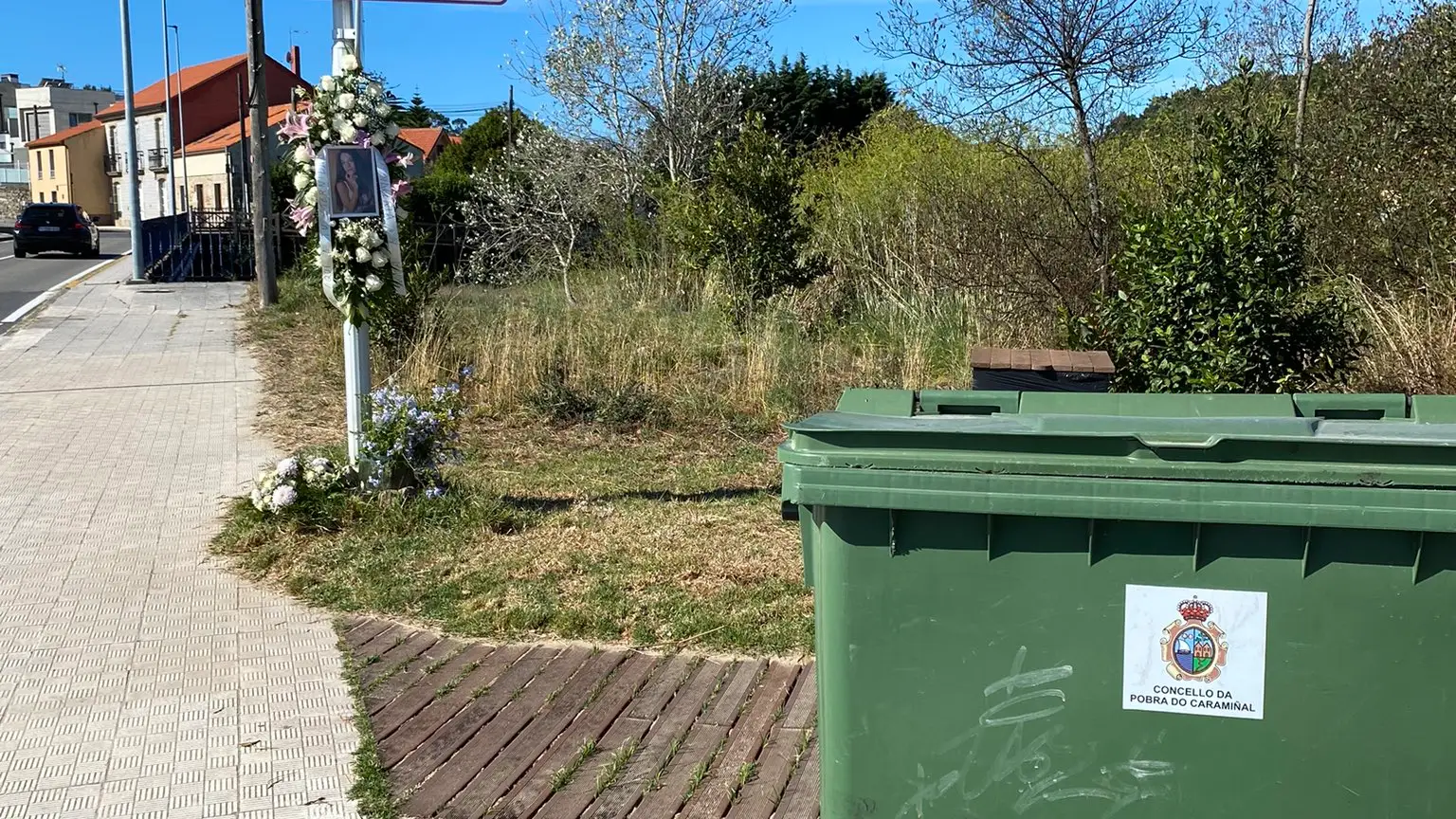 A Pobra Do Caramiñal, farola en la que depositan flores para recordar a Diana Quer