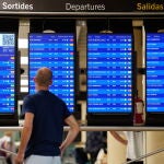 Una pasajero observa un panel informativo en la T2 del Aeropuerto de Barcelona