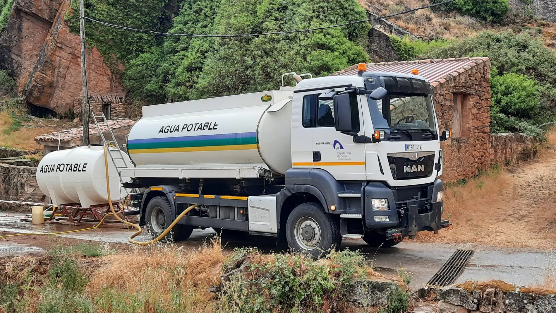 Camión cisterna de la Diputación de Soria que distribuye agua en los pueblos