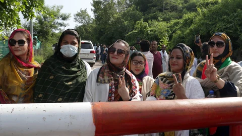 Los partidarios del ex primer ministro fueron llegando ayer a la residencia de Imran Khan en Islamabad tras conocer la polémica noticia