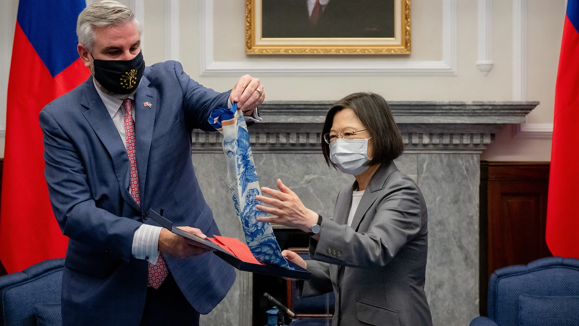 El gobernador de Indiana (EEUU), Eric Holcomb, con la presidenta de Taiwán Tsai Ing-wen, en Taipei