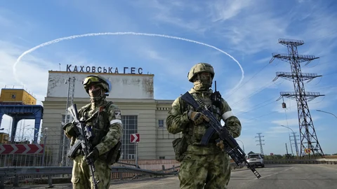 Tropas rusas custodian la estación hidroeléctrica de Kakhovka en la región de Jersón en una imagen del pasado mes de mayo