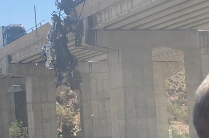 La cabina de uno de los camiones, colgando sobre un puente La cabina de uno de los camiones, colgando sobre un puente